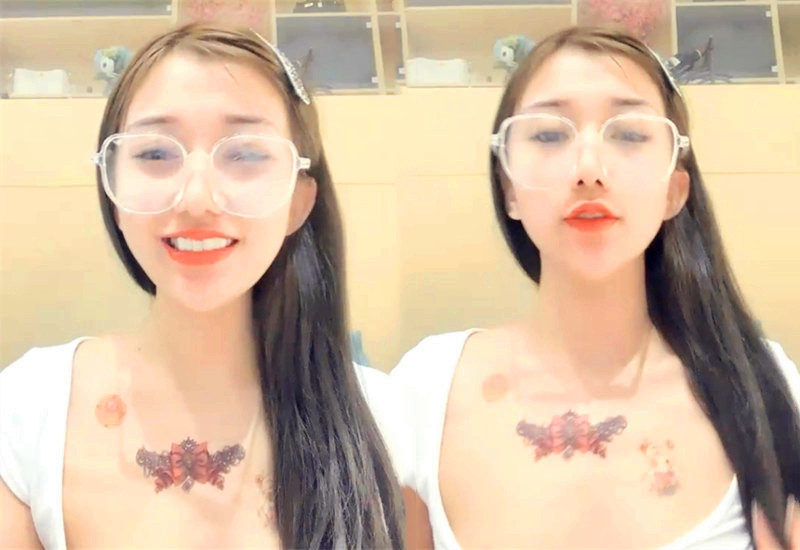 这谁顶得住V苗条眼镜妹子道具爆菊,翘起屁股两根假吊双洞其插浴室骑坐